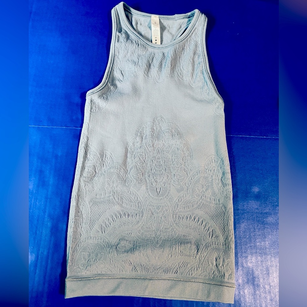 Lululemon NWOT Reveal Tank Zen Bluish/Gray RacerbsckTop w/Raised Design Size 4